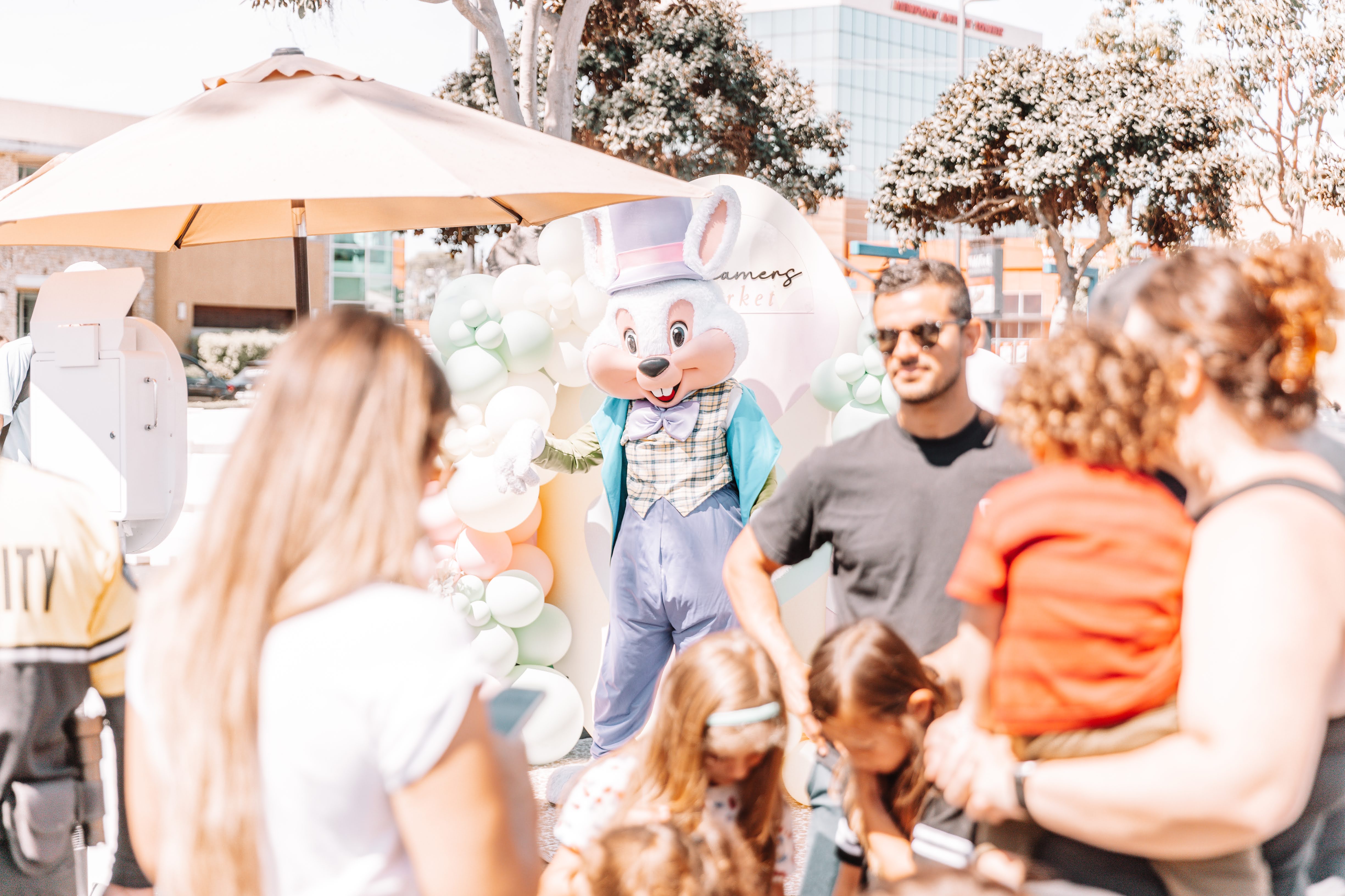 Family with a stroller browsing vendor booths at a family-friendly Dreamers Markets pop-up